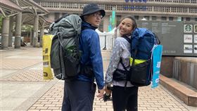 屠潔與另一半伊森踏上千里環島之路。（圖／屠潔提供）