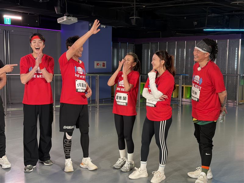 55歲侯昌明（左2）慘摔苦求饒。（圖／《全城地圖：最強明星隊》提供）