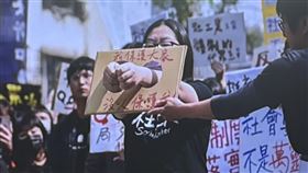 社工界昨日約千人在行政院外發起陳抗，主張第一線社工實務上受限訪視頻率與制度權限，更要求政府公開致歉，正視制度的系統性失靈。立委也對此質詢。（圖／記者簡浩正攝影）