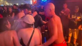 潑水節女子突倒地　韓大咖男星急上前救人