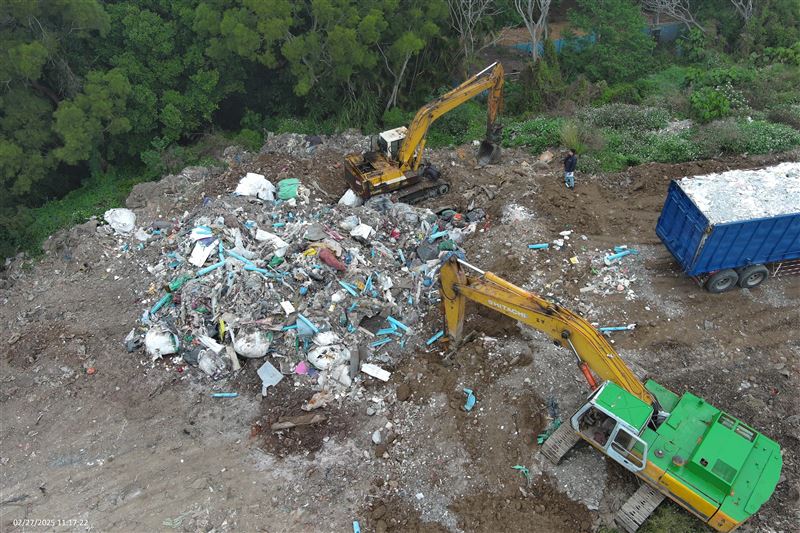 獵地集團鎖定偏僻的國有地、河川地，傾倒營建廢棄物、廢塑膠、金屬廢料等，部分甚至還有劇毒戴奧辛。(圖／台中地檢署提供)