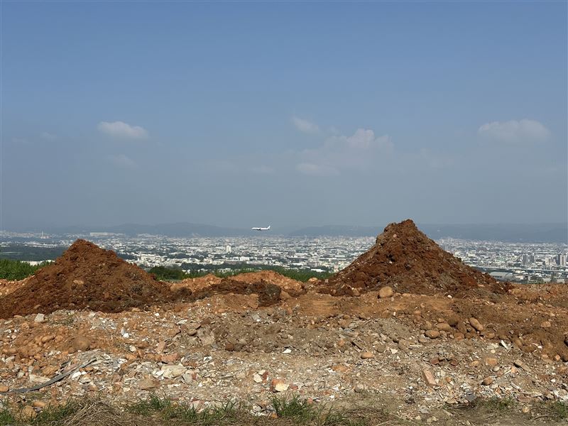 獵地集團鎖定台中大雅區軍事用地傾倒非法營建廢棄物。(圖／台中地檢署提供)
