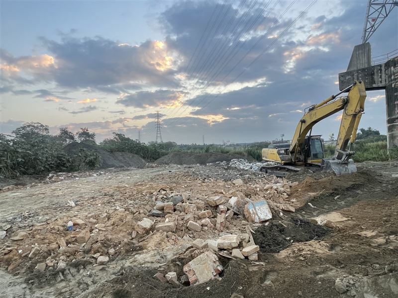 獵地集團勾結非法車隊，傾倒的非法廢棄物超過9萬噸。(圖／台中地檢署提供)