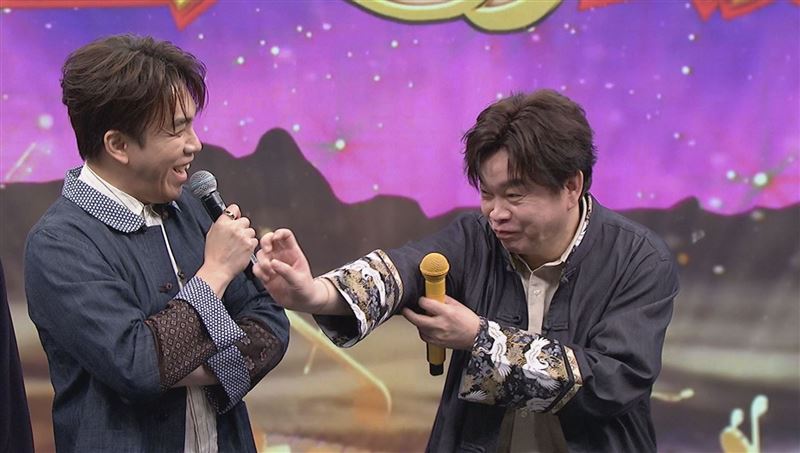 康康(右)穿唐裝模仿成龍 ，許志豪(左)笑說「比較像凌峰」。(圖／中視提供)