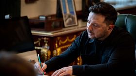 在匈牙利政府放棄阻擋貸款的否決權後，澤倫斯基也毫不避諱的表示，貸款批准影響著匈牙利和斯洛伐克輸油管線能否順利運行。（圖／翻攝自X平台 @ZelenskyyUa）