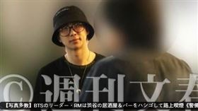 RM被日本媒體拍到在禁菸的街道吸菸甚至讓工作人員幫忙撿菸蒂。（圖／翻攝自X平台 @shukan_bunshun）