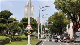 議員實測中國高德地圖可顯示高雄紅綠燈秒數中國「高德地圖」登台，高雄市議員實測發現可顯示高雄路口紅綠燈秒數，引發資安疑慮。交通局回應，已完成內部清查確認資料未外洩。圖為高雄市街景。中央社記者林巧璉攝　115年4月23日
