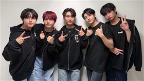 DKZ韓場演唱會後台合照，左起依序是珉奎, 勢泫, 注沅, 宰燦, 起碩。（圖／幻創行銷提供） 