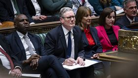 英前駐美大使任命案風波　首相施凱爾應詢神情緊繃英國首相施凱爾20日在國會就前駐美大使曼德森的人事風波發表聲明並接受質詢，不時神情緊繃或面色凝重。（英國國會下議院提供）中央社記者陳韻聿倫敦傳真　115年4月21日