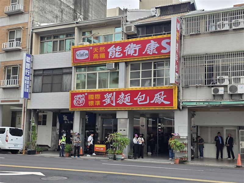 這張照片展示了位於台中市向上路的「劉麵包廠」總店門市。作為台灣「蘋果麵包」的發源地，又與美軍淵源深厚，劉麵包廠因此成了台裔太空人林琪兒到訪台中的第一站。（圖／記者李宜樺攝影）