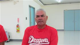 ▲味全龍首席教練Tom Nieto（尼爾托）受訪。（圖／記者蕭保祥攝影）