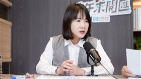 謝衣鳯接受主持人黃光芹節目《中午來開匯》專訪。（圖／中午來開匯提供） 