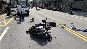 新北新店安康路三段，發生3機車追撞事故，釀1死2傷悲劇。（圖／翻攝畫面）