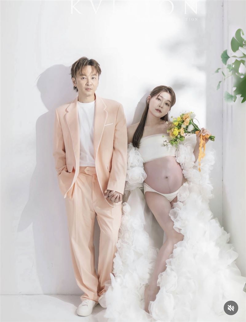 謝京穎挺巨大孕肚，四肢仍然纖細。（圖／翻攝自IG）