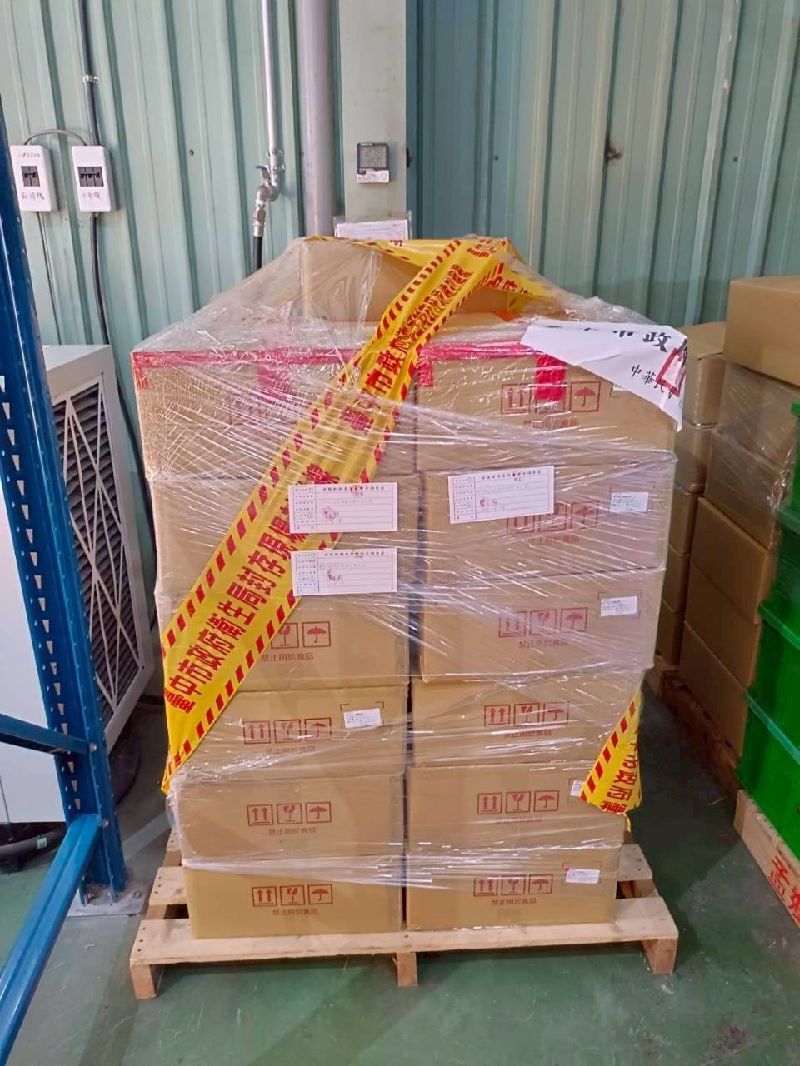 台灣首見化粧品檢出禁用蘇丹色素，原料進口商亦鴻公司涉以禁用蘇丹色素攙偽假冒，桃園地檢署以詐欺罪起訴吳姓負責人，建請從重量刑。（圖/桃檢提供）