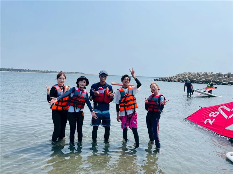 金賢姈（左起）、籃籃、職人、阿翔、楊繡惠合照。（圖／民視提供）