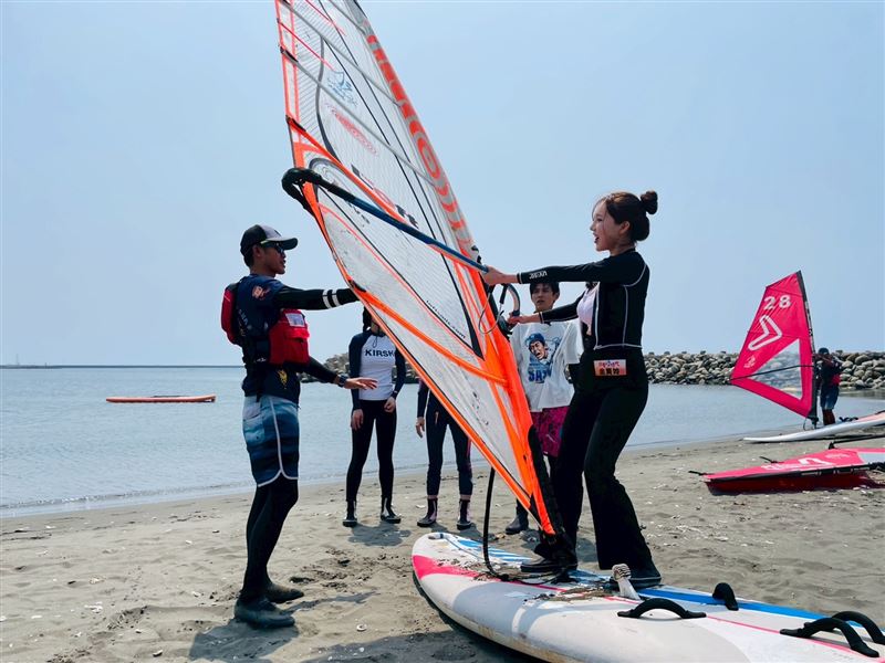 金賢姈（右）挑戰風帆。(圖／民視提供）