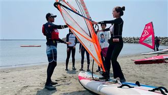 來台大失控　韓啦啦隊女神衝浪險翻船掉海