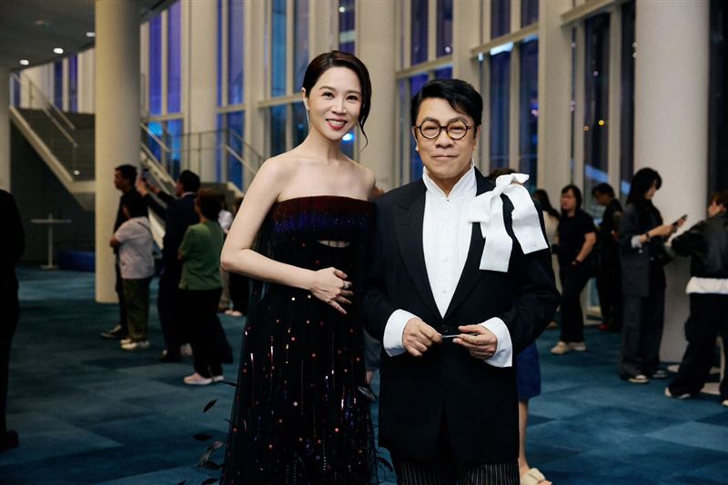 謝盈萱（左）出席新加坡2026紅星大獎與蔡康永（右）合照。（圖／天地合娛樂提供）