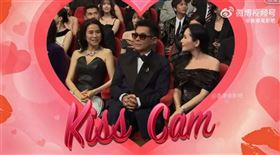 古天樂與宣萱主演的《尋秦記》當年紅遍華語圈，兩人多年來始終維持單身，讓不少CP粉持續「腦補」戀情，隨著電影版推出，兩人同框互動再度成為焦點，甚至延燒到公開場合。（圖／翻攝自微博）