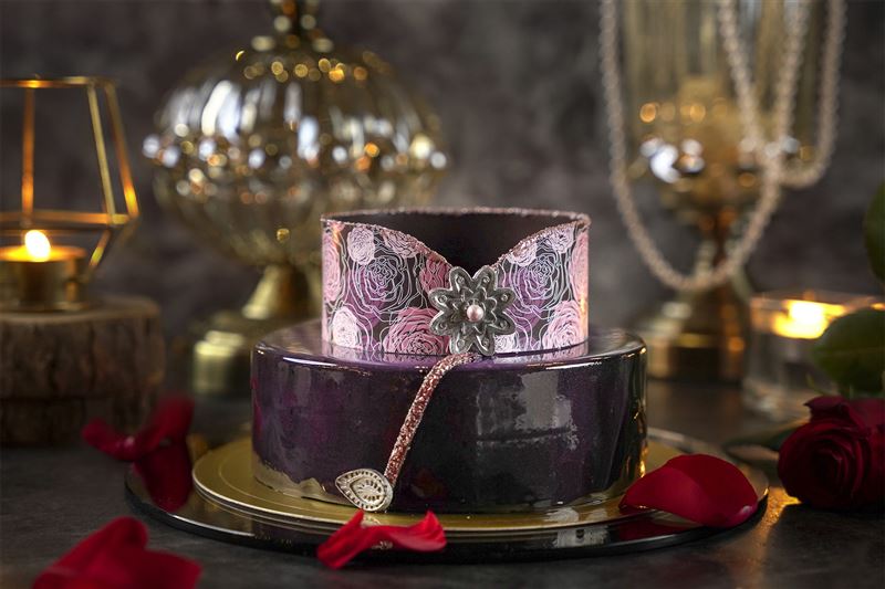 君品酒店經典款「玫瑰夫人」售價1,280元，復刻中式旗袍立領造型展現典雅視覺，口味以覆盆子慕斯結合濃郁巧克力蛋糕，層層堆疊酸甜脆感。（圖／飯店旅宿業者提供）