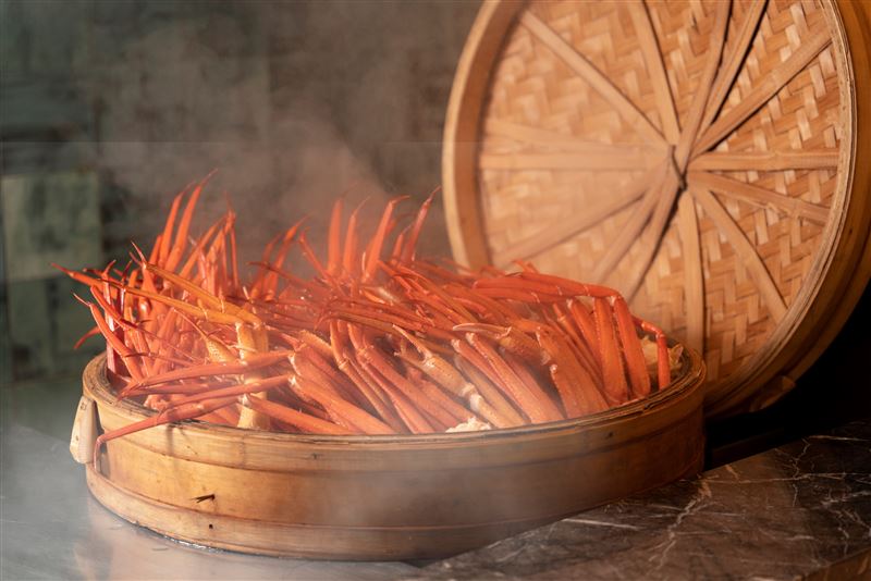 茹曦酒店Sunny Buffet於5月9日至5月10日推出母親節盛宴，每位1,880元+10%即可無限享用松葉蟹腳、開心果千層蛋糕等多款期間限定甜點，並同步品嚐17大餐檯區的豐富美饌。（圖／飯店旅宿業者提供）