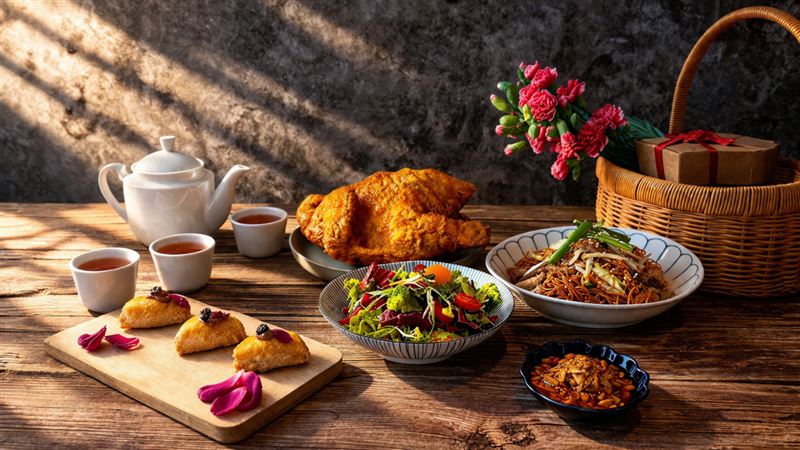 翰品酒店高雄TOGO店推出3人份「鹽焗雞禮籃」，包含招牌黃金鹽焗雞、堅果田園蔬、豉油皇炒麵及玫瑰酥，以900元親民價格滿足小家庭母親節聚餐需求。（圖／飯店旅宿業者提供）