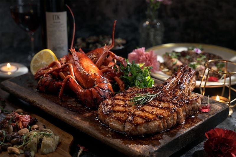 君品酒店Ciao西西里牛排餐酒館於5月1日至10日推出母親節4人分享饗宴，每套5,880元+10%，呈獻碳烤活龍蝦等八道地道西西里風味料理。（圖／飯店旅宿業者提供）