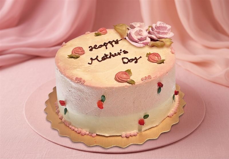 凱撒蛋糕房即日起至5月10日推出母親節限定「心花朵朵鮮奶油蛋糕」，原味與巧克力戚風任選，搭配哈密瓜與布丁內餡，6吋售價1,050元，期間享85折優惠。（圖／飯店旅宿業者提供）