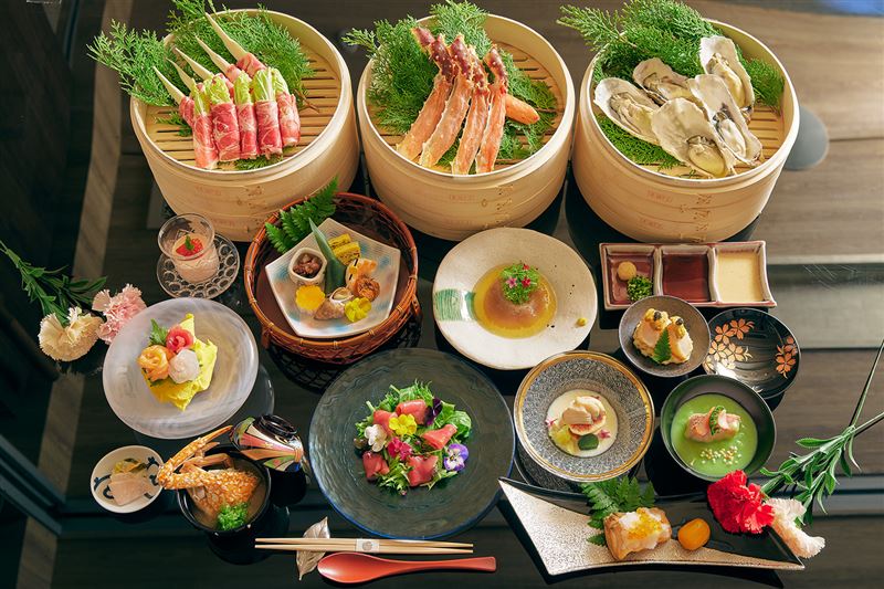 HAYASE日本料理由日籍料理長郡司行雄5月1日至5月10日期間以五月誕生石「祖母綠」推出午餐「翡翠」、晚餐「翠玉」的母親節特別料理。（圖／飯店旅宿業者提供）