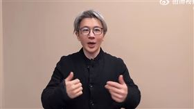 劉謙將頭髮染成灰白色，襯托出個人魅力。（圖／翻攝自微博）