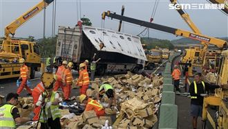 國3嚴重車禍…全線封閉！一家3口一度受困