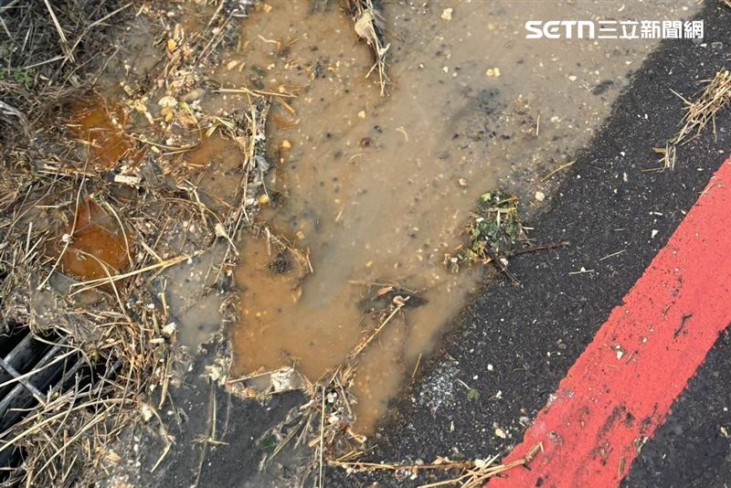 台中市清潔隊垃圾車竟將廚餘污水排入路邊水溝引發各界抨擊。（圖／翻攝自Threads @haku777）