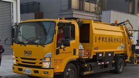 台中市廚餘分類為落實造成污水積滿垃圾車斗與焚化廠儲坑，政策失靈造成各種問題浮現。（圖／記者王乙徹攝影）