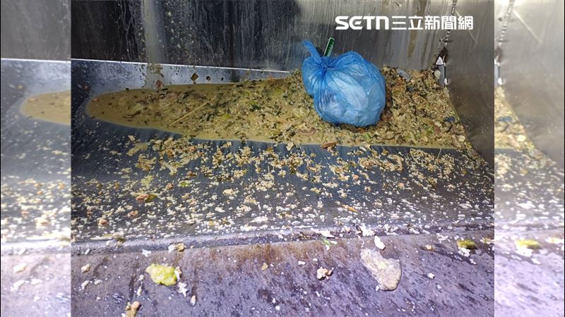 台中市廚餘混在垃圾丟棄，造成垃圾車車斗堆積大量污水。（圖／讀者提供）