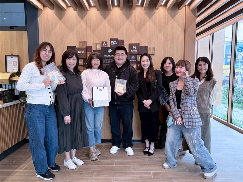 三立集團策略長林鶴明(中) 與慈善基金會副執行長王若庭(左二)，參訪育成社會福利基金會，總經理吳幸芳（左三）更親自致贈憨寶貝文創商品，並參訪全國首座永續庇護園區。（圖／育成社會福利基金會提供）