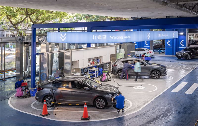 育成洗車中心煥然一新，一改之前設備老舊、悶熱環境及噪音問題，來育成洗車將由憨寶貝為車主服務。（圖／育成社會福利基金會提供）