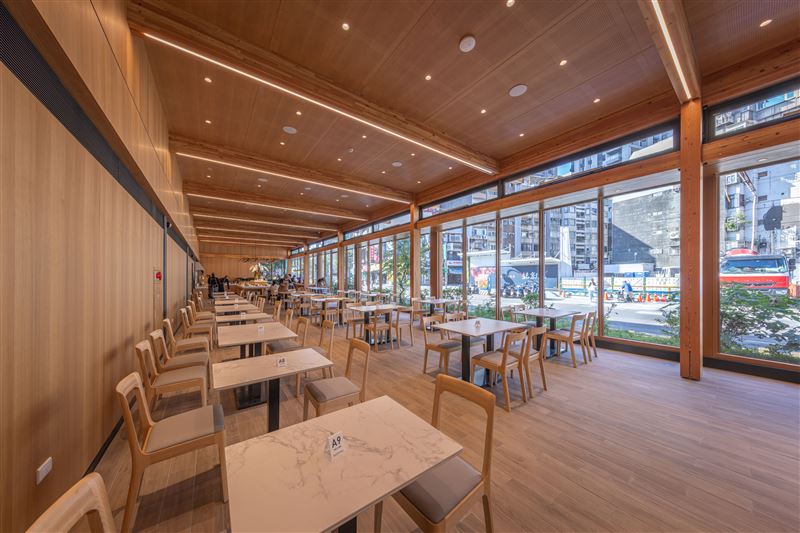 庇護商店販售育成庇護工場生產的糕點、禮盒等各式產品，每買一份即是支持憨寶貝。（圖／育成社會福利基金會提供）