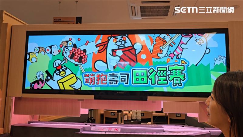 DIGIRO透過巨型螢幕點餐、數位迴轉鏈與互動式遊戲等設計,提升用餐體驗互動性。(圖/記者吳泊萱攝影)
