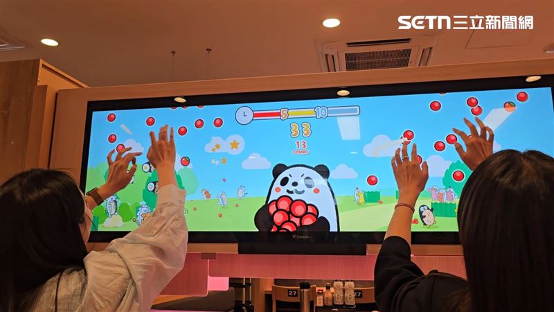 DIGIRO透過巨型螢幕點餐、數位迴轉鏈與互動式遊戲等設計,提升用餐體驗互動性。(圖/記者吳泊萱攝影)