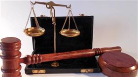 一名經理因與上司爭執，被對方斥「滾」後隨即離開公司，之後沒再回到工作崗位，遭公司以曠職為由解僱，法院指出公司未明確要求返崗、指令不清，員工並非故意曠工，認定公司違法解約，須賠償人民幣15萬9800元（約新台幣73.9萬元）。（示意圖／Pixabay）