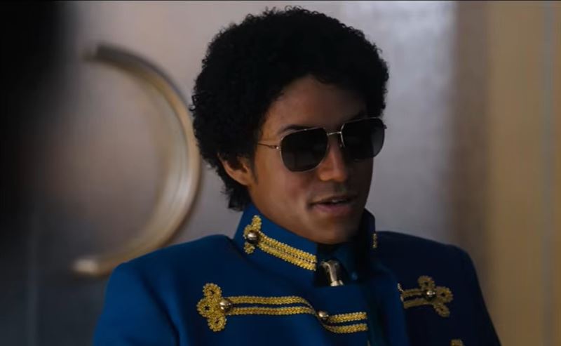 這部電影最大亮點，無疑是由麥可親姪子賈法爾傑克森主演，他是傑梅因傑克森的兒子，今年29歲，無論外型、舞步甚至神情，都被狂讚「神還原」。（圖／翻攝自Universal Pictures YT）