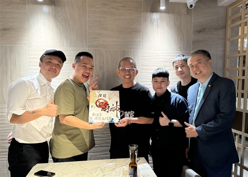 老井集團執行長巷舜鴻（左二）與麻神創辦人陳永盛（左三）已完成獨家技術轉讓。（圖／業者提供）