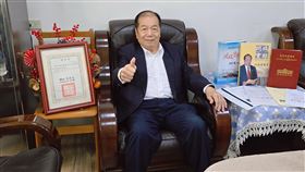 游旺欉代表的是傳統基層政治的服務精神，期盼順評能將這份精神轉化為專業領域的實踐。（照／現場翻攝）