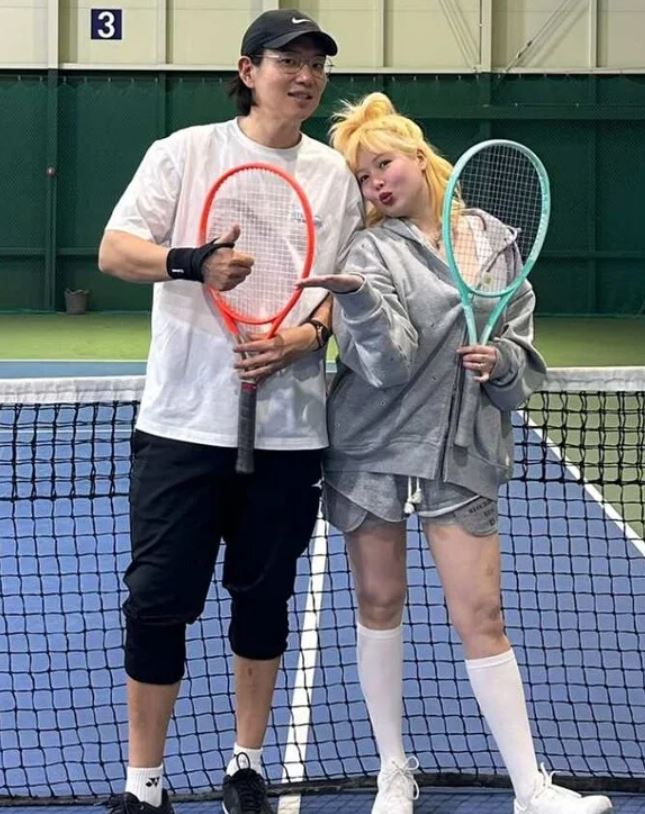 泫雅臉型圓潤變形嚇到不少粉絲。（圖／翻攝自장성규SNS）