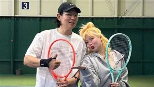 泫雅黃髮新造型展肉感美　揪尪熱血去運動
