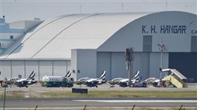 韓國黑鷹特技隊高雄機場整補（1）韓國空軍黑鷹特技飛行表演隊9架T-50教練機16日飛抵高雄國際機場進行整補，下午飛離高雄，繼續前往參加澳洲航空展，許多航空迷獲知消息特別前來守候爭睹、搶拍留念。中央社記者董俊志攝  112年2月16日