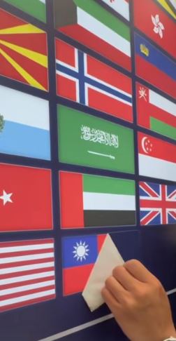 告示牌上其實有台灣，但被貼紙蓋住了。（圖／翻攝自IG@krpb520）