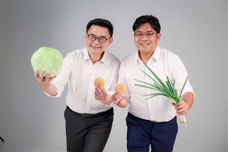 民進黨高雄市長參選人、立委賴瑞隆與黨籍市議員參選人進行形象定裝照拍攝。（圖／賴瑞隆辦公室提供）