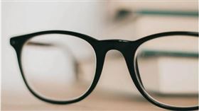 中國一名14歲少年在1年多內視力急速惡化，最後發現是眼鏡左右鏡片被裝反。（示意圖／pexels）